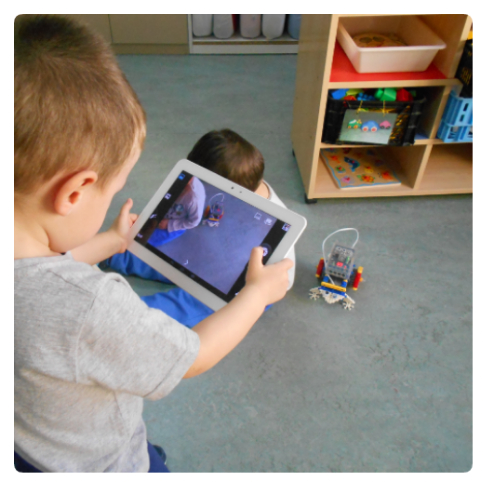 alumno de Infantil usando tablet
