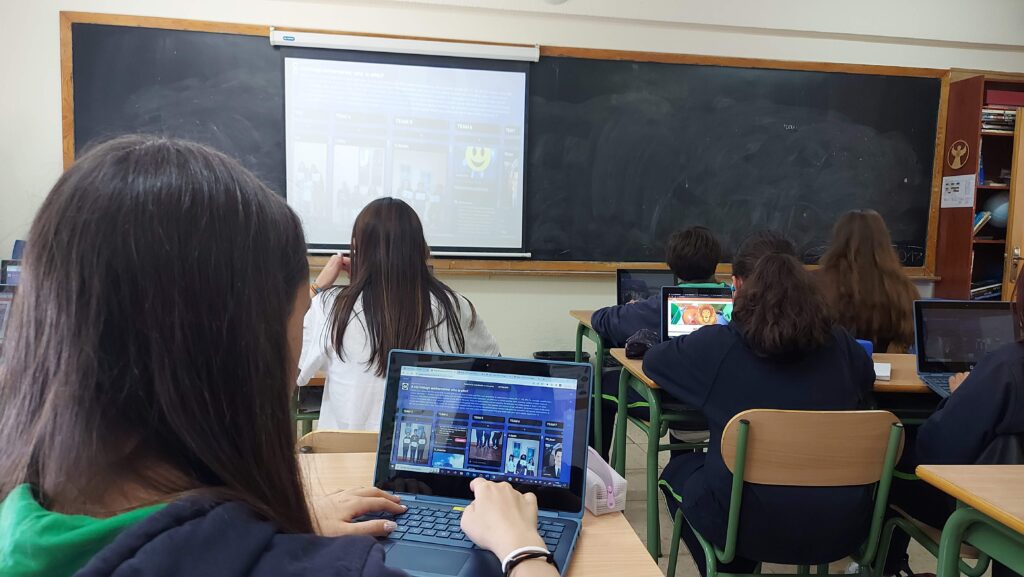 Alumnado usando dispositivos digitales