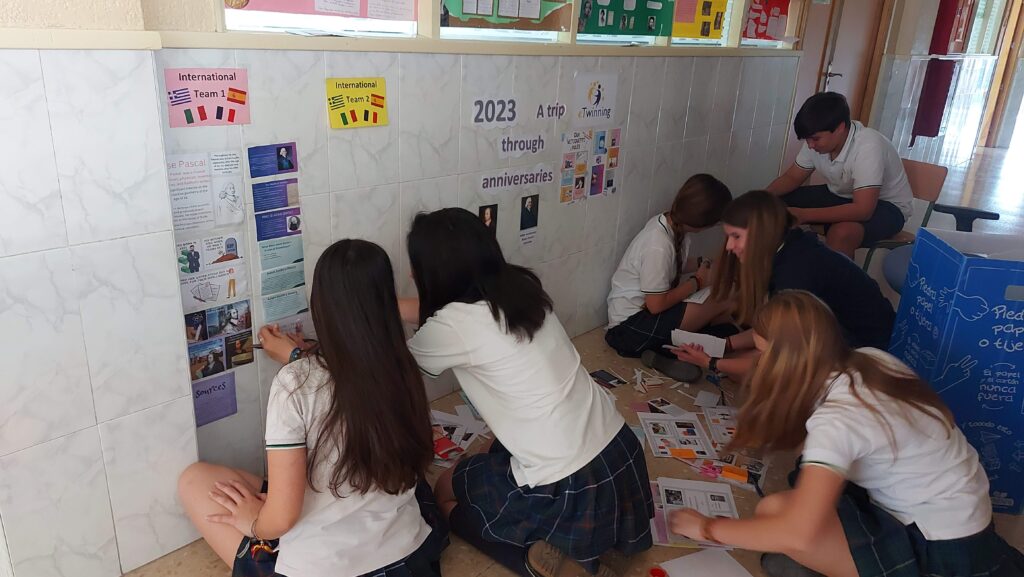 Alumnado colocando un mural
