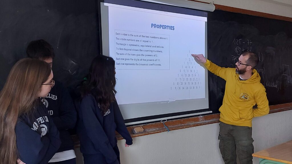 Profesor y alumnado en clase de matemáticas