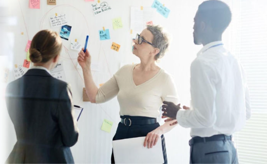 Imagen personas diseñando proyectos