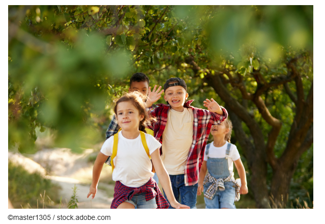 Imagen niños en exterior en actividad