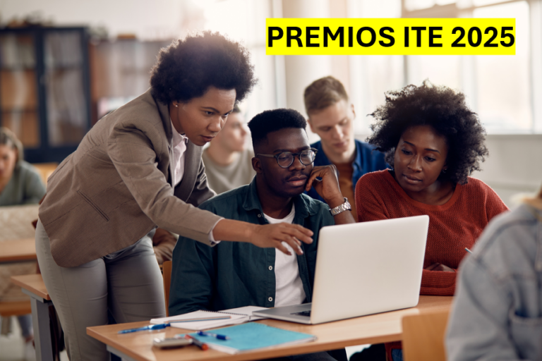 Imagen de los Premios ITE. Docentes con un portatil